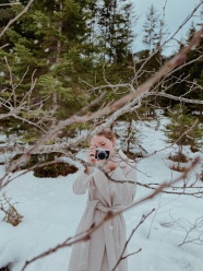 冬季雪地摄影师美女图片