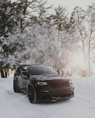 冬季雪地黑色豪车图片