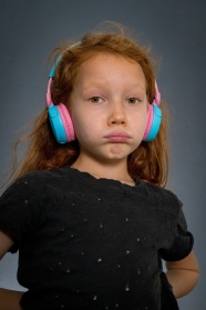 戴耳机的小女孩图片