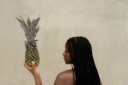 黑人美女手持菠萝图片