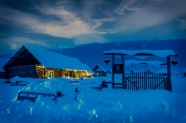 冬季夜晚小雪屋图片