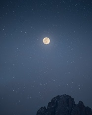 夜晚高山明月星空图片