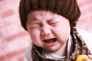 小孩哭泣的图片下载