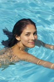 美女游泳图片