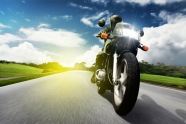 急速行驶的摩托车图片