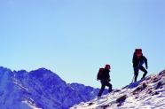 攀登雪山高峰的两个人图片