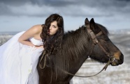 马背上的卷发新娘图片
