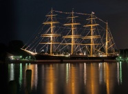 海上帆船夜景图片