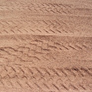 沙子地面轮胎印迹背景图片