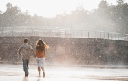 雨中漫步的情侣图片