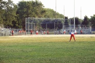 草地棒球运动图片