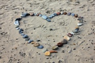 海滩爱心小石头图片