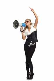 手持喇叭呐喊的美女图片