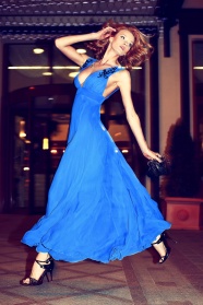 蓝裙美女街拍图片