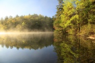 雾气朦胧的湖泊图片