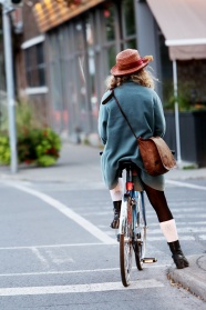 骑单车美女写真图片