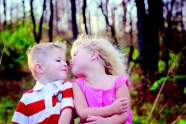 可爱小孩接吻图片