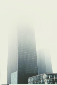 大雾天高楼图片
