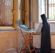 修女教堂祈祷图片
