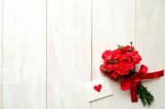 情人节花束木板背景图片
