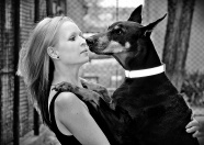 女人与杜宾犬黑白图片