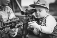 学射击的小孩图片