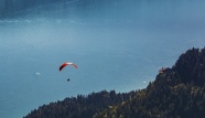 海上高空跳伞运动图片