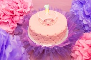 浪漫粉色奶油生日蛋糕图片