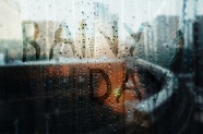下雨天玻璃水珠图片