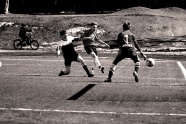 足球运动黑白图片