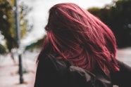 时尚紫红色长发发型图片