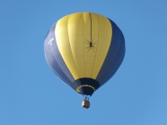 蓝天下热气球图片
