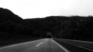 公路隧道口黑白图片