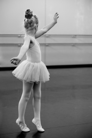 跳芭蕾舞女孩图片