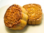 中秋节蛋黄月饼图片