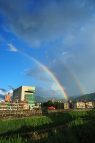 雨后彩虹图片真实照片