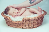 40天婴儿睡觉姿势图片