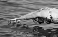 美女游泳黑白摄影图