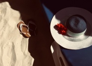 沙滩草帽与拖鞋图片