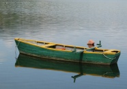湖面小木船图片