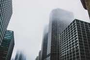 雾中的高楼大厦图片