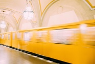 黄色快速列车图片