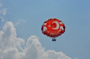 空中悬挂滑翔伞图片