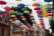 彩色雨伞街装饰图片