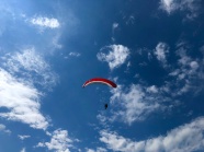 天空滑翔伞降落图片