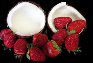 椰子草莓水果图片