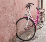 粉红色女士自行车图片