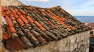 破旧屋顶瓦片图片