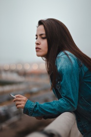 秋天户外忧郁美女图片