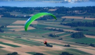 绿色滑翔伞降落图片